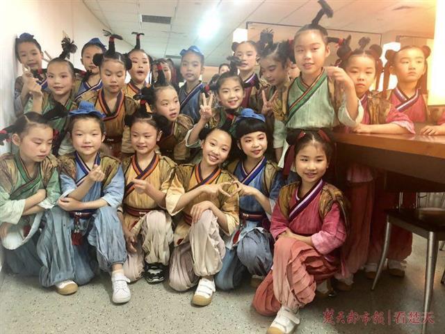 湖北少儿群舞《击壤歌》萌翻群星奖决赛舞台