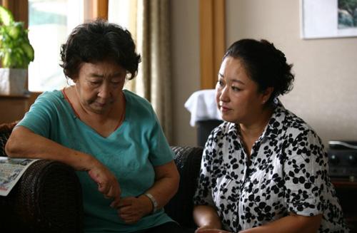 伺候老人一年，不如小儿子回来卖个萌，过春节“远香近臭”真相了