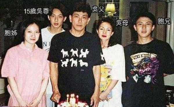 吴尊生日晒合照,73岁的吴尊爸爸出镜!颜值不输40岁吴尊