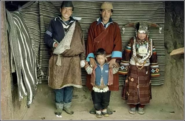 一妻多夫制，一家人是怎么生活在一起的？女性根本就是受罪