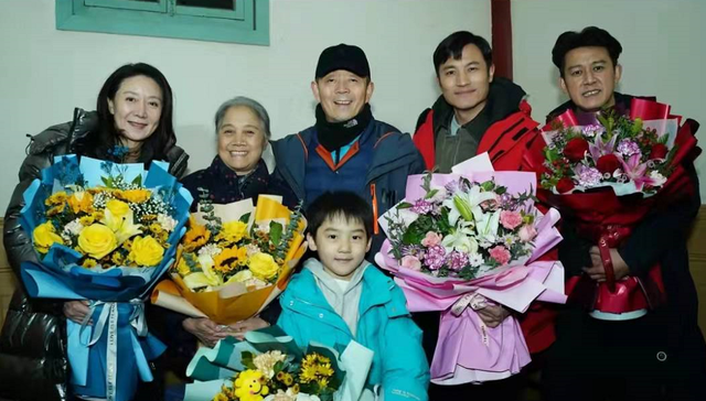 蒋雯丽64岁老公露面,与众戏骨同框笑开花,怀抱萌娃被猜是亲爷孙