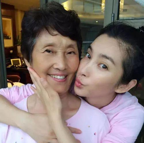明星与父母合照：刘诗诗妈妈有气质，杨迪妈妈最让我惊讶