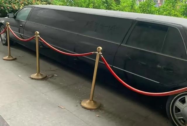 东莞太子辉的8.6米豪华凯迪拉克：车身蒙尘的背后