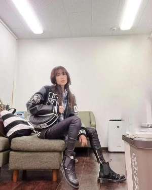 水母头发型图片(51岁工藤静香“水母头”减龄，脚踩短靴秀小鸟脚踝，一脸清冷高傲)