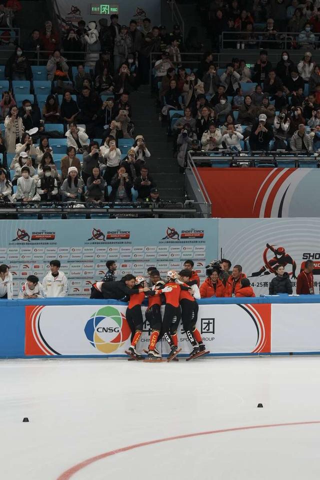 Chinese Team Clinches Gold in Mixed Relay at Short Track Speed Skating World Cup Beijing