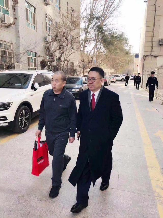 厕所陈尸案被告人李建功无罪，感叹入狱前手机还是按键的