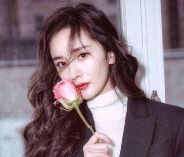 杨幂全脸被糊蛋糕，无奈洗脸卸妆，素颜曝光：这是33岁的脸？