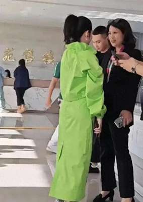 温美玲年龄(当温美玲遇上王红梅，两人同岁差别一目了然，不靠赵本山依然火)