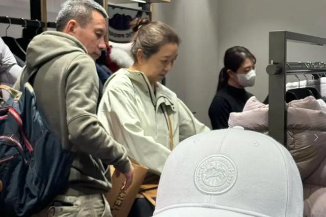 56岁江珊素颜逛街，田小洁陪伴，购物袋背后是岁月沉淀的幸福与爱