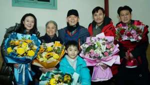 蒋雯丽的丈夫是谁(蒋雯丽64岁老公露面，与众戏骨同框笑开花，怀抱萌娃被猜是亲爷孙)