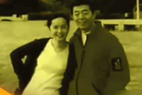 蒋雯丽64岁老公露面,与众戏骨同框笑开花,怀抱萌娃被猜是亲爷孙