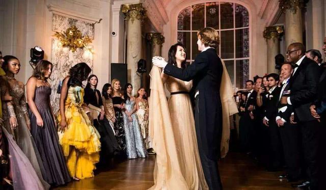 21岁任正非女儿近照曝光!甜美可人颜值高,名媛气质足还是真学霸