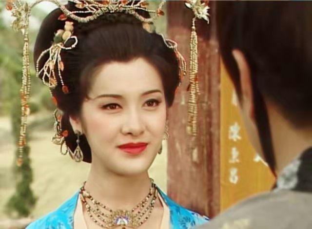 51岁亚视花旦万绮雯再扮蓝凤萍，身材纤细，如今转行开民宿生意好