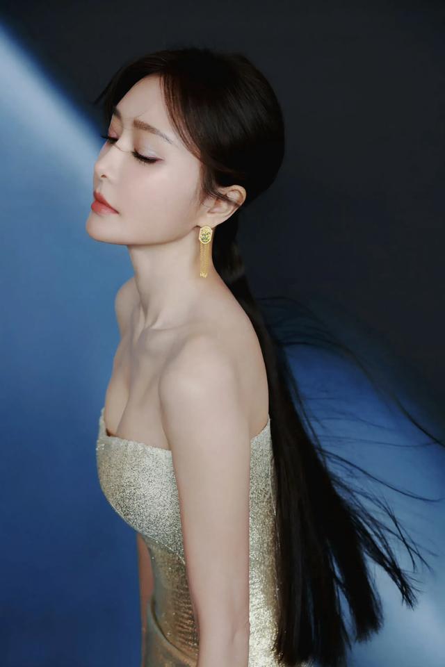 45岁秦岚打破年龄焦虑,后台麻将局穿抹胸裙,傲人上围艳压全场