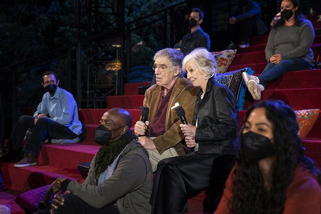 年轻正当道，朋友如家人：《老友记》如何反映了时代的变迁和局限？