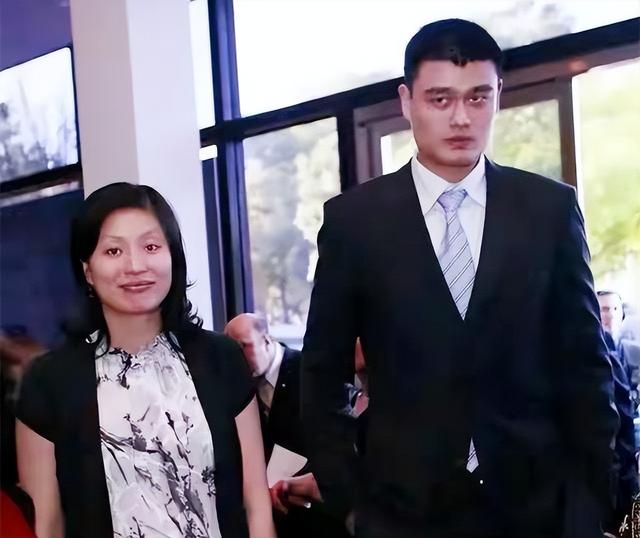 姚明与妻子叶莉近况：42岁叶莉韵味十足，13岁女儿身高到姚明胸口