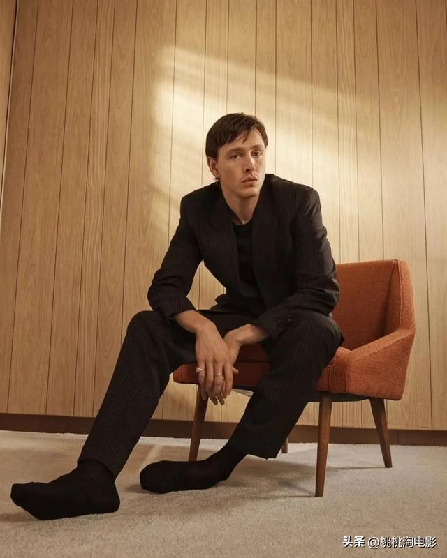 95后英伦男星哈里斯·迪金森杂志大片，忧郁文艺气质星途坦荡