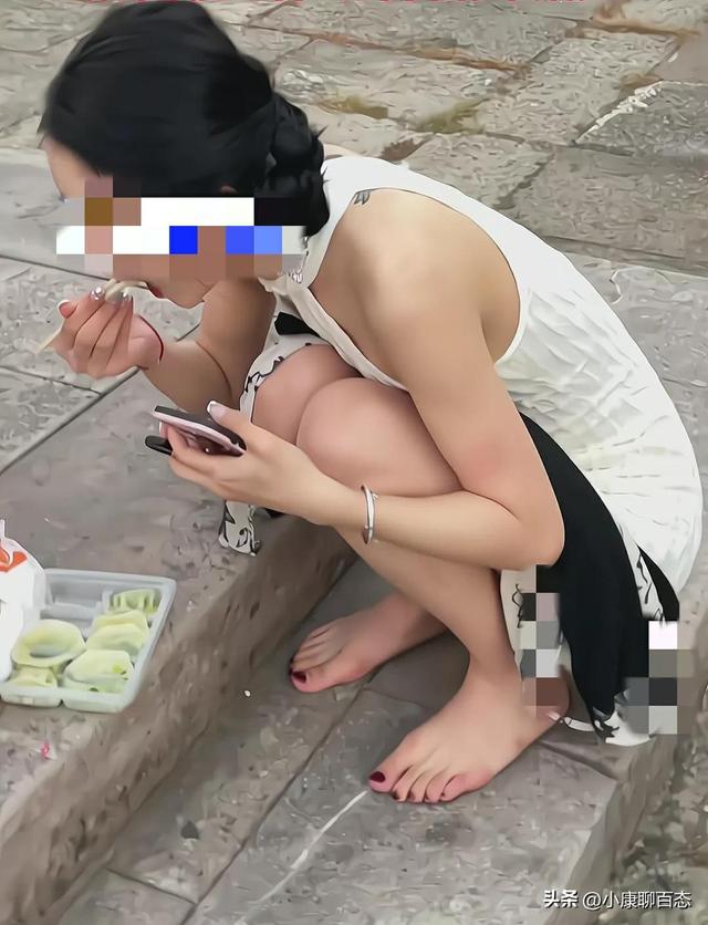 浙江女网红衣着单薄，光脚蹲在路边吃盒饭，冻得瑟瑟发抖