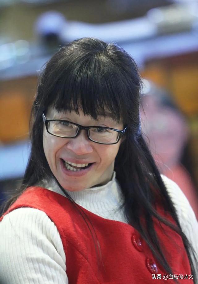 余秀华佳作《在田野上打柴火》：人间情事一丢，就有了清澈的骨骼