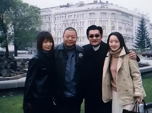 格日乐连登四次春晚，却因其恩师害得自己星途尽毁，今仍孤身一人