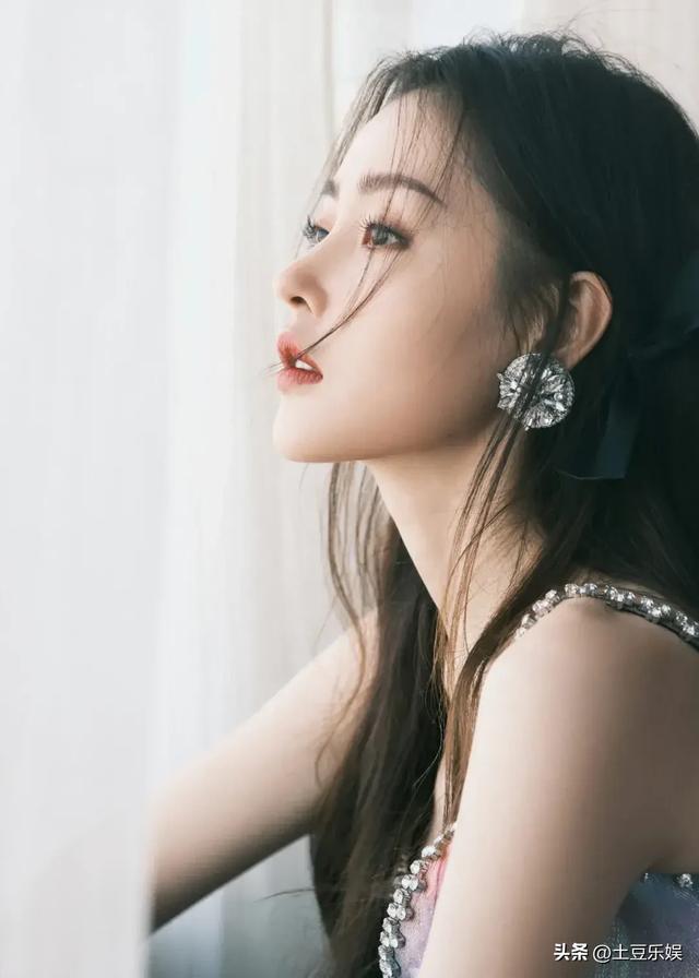 深藏不露!张天爱黑丝渔网袜加性感身材,太辣了!