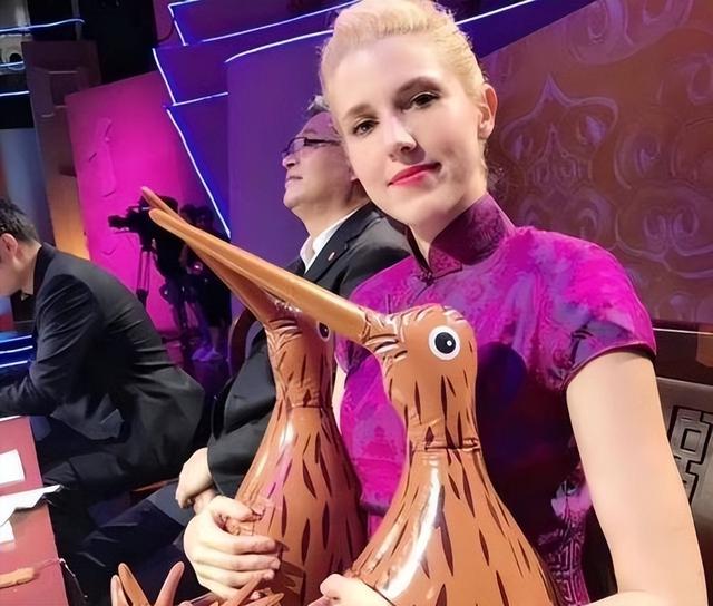 央视最火外籍女星金小鱼,爱上中国小伙却遭抛弃,她如今怎么样了