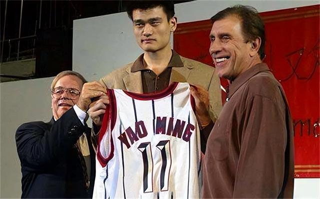 姚明与妻子叶莉近况：42岁叶莉韵味十足，13岁女儿身高到姚明胸口