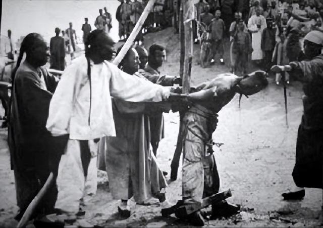 清朝人为什么把前面的头发剃掉，后面却要留一条辫子？原因在这