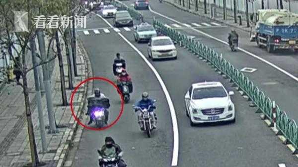 男子当街上演4次“换装秀” 竟是为了……