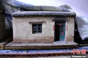 段一(“80后”小伙10年复刻近400座老院落 在微缩世界留住记忆)