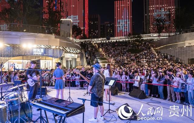 贵阳路边音乐会照亮夏日夜空