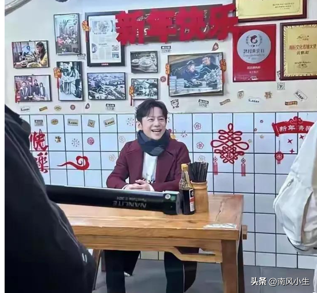 50岁何炅长沙独自一人吃饭，身穿喜庆红大衣，无妻无子也幸福