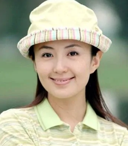 演员杨童舒：34岁意外怀孕，嫁圈外老公生一子，生活平凡却很幸福