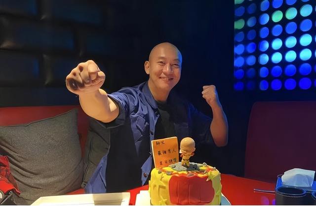 TVB御用恶人李嘉疑误用禁药险致双眼失明，上个月刚刚荣升准爸爸