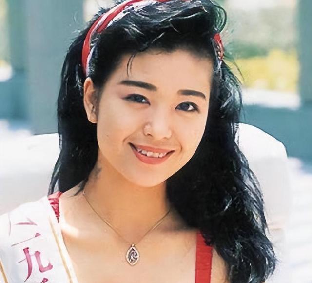 1990年，21岁伍咏薇嫁给52岁富豪翁江培，13天后丈夫离开人世