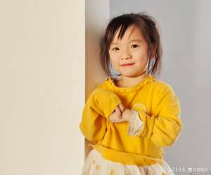 小女孩儿(活泼可爱的小女孩)