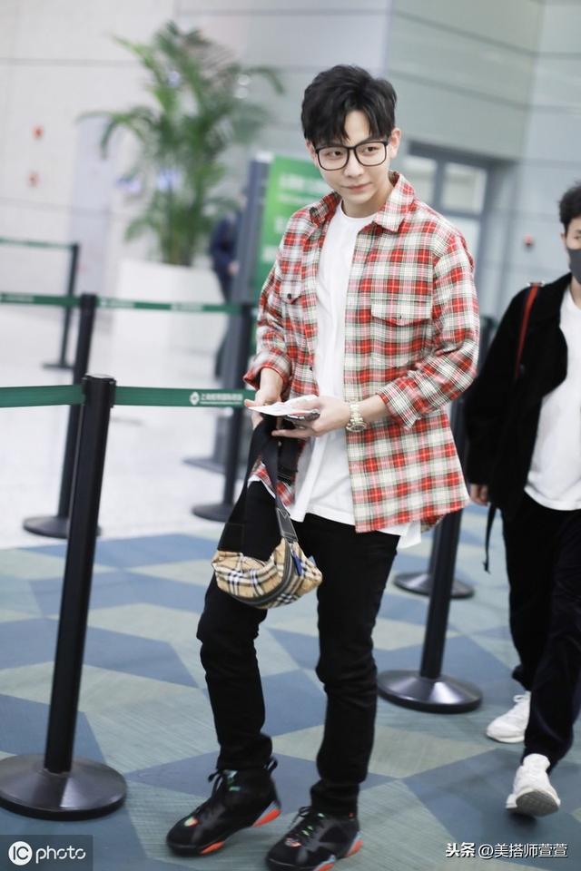 胡夏一头黑发做中分造型简单帅气,脸上带圆框眼镜化身奶油小生