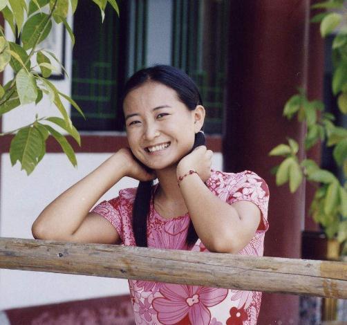 36岁贾玲当年是校花，网友以为她讲笑话，看到照片后信了