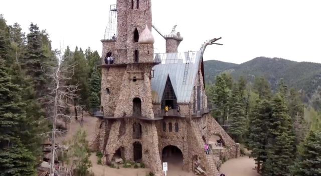 一句玩笑，美国少年用半个世纪，给自己造了一座奇幻城堡!