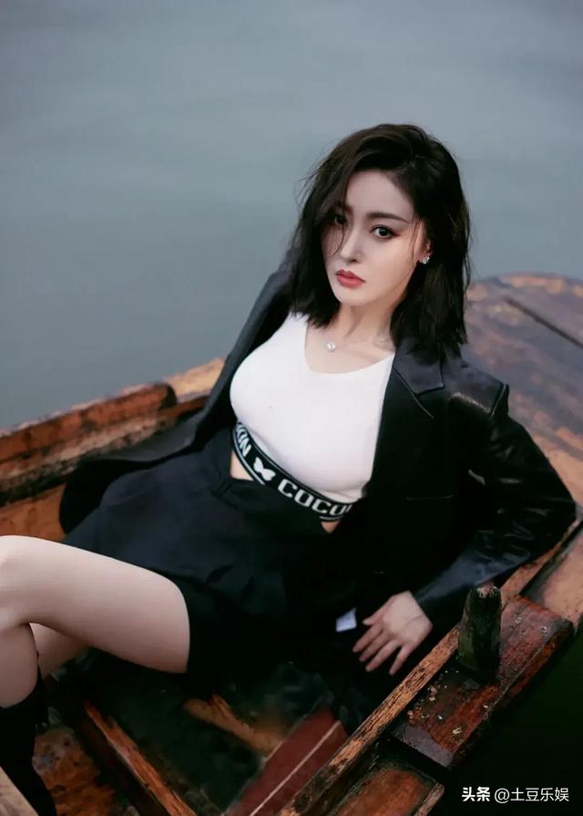 深藏不露!张天爱黑丝渔网袜加性感身材,太辣了!