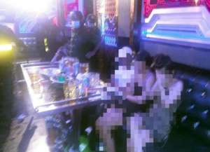 艳午(辣眼睛越南一KTV内服务员赤身裸体，大跳艳舞)