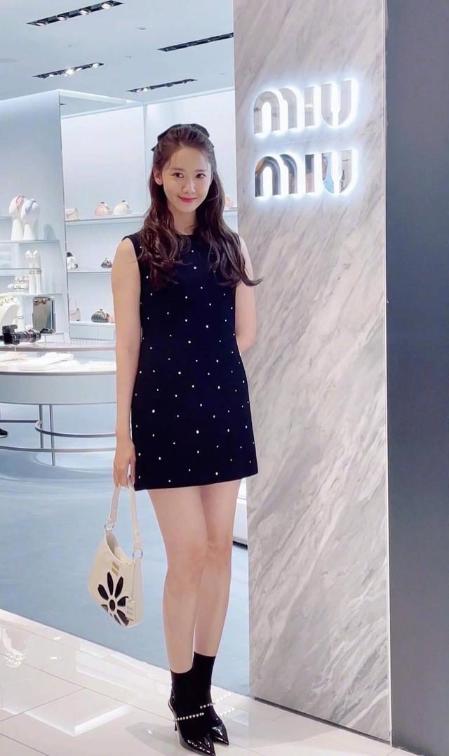 少女时代允儿乖巧的模样，波浪卷发精致容颜，难道允儿不会变老？