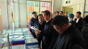 丁军(市行政审批服务局党组书记、局长丁军督导检查包保单位食品安全“两个责任”落实情况)