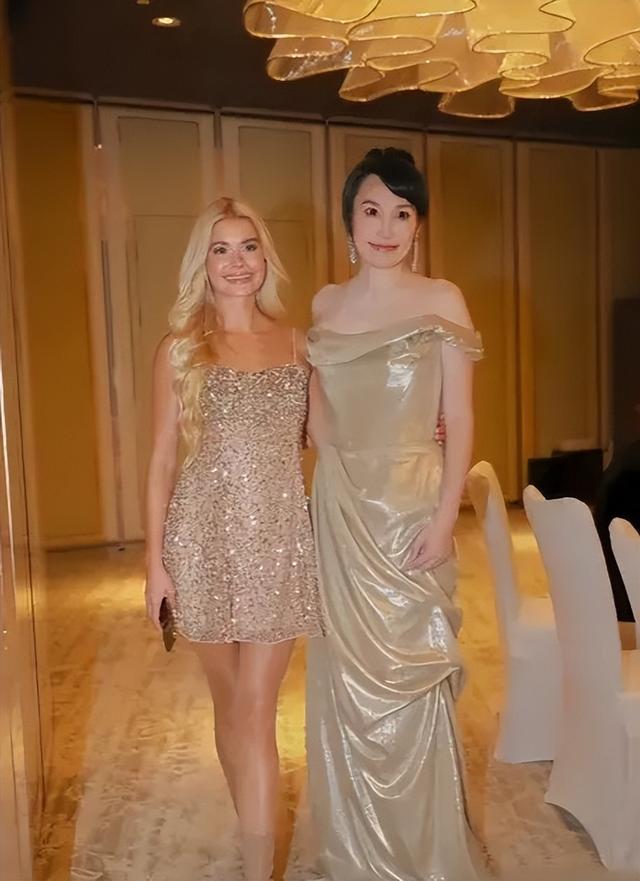 46岁金海心和帕梅拉 罕见身穿姜凯生日宴 我却被39岁杜若溪惊艳到了