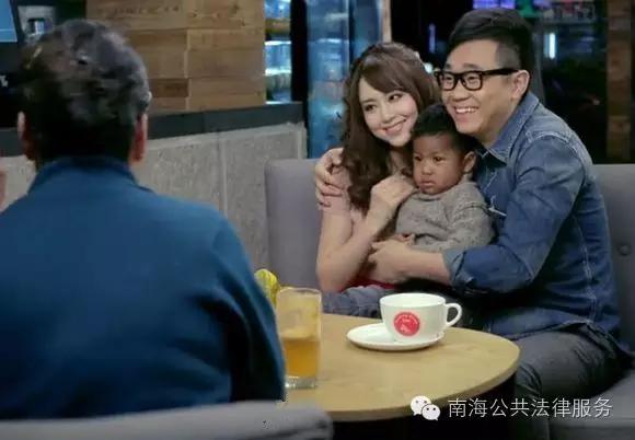 老汉公交车上公然看黄片！食色性也？法律这样说