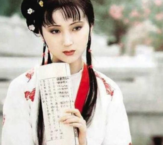 “林妹妹”陈晓旭之墓：鲜花环绕，汉白玉雕像让人垂怜