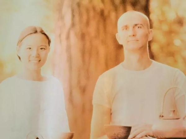 莫名爆红的龚琳娜：外籍老公把她当宝，9岁混血儿子为她贴心做饭