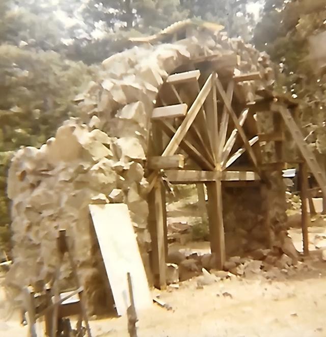 一句玩笑，美国少年用半个世纪，给自己造了一座奇幻城堡!