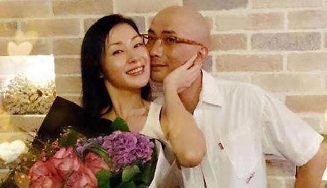 51岁亚视花旦万绮雯再扮蓝凤萍，身材纤细，如今转行开民宿生意好