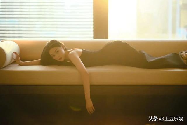 深藏不露!张天爱黑丝渔网袜加性感身材,太辣了!